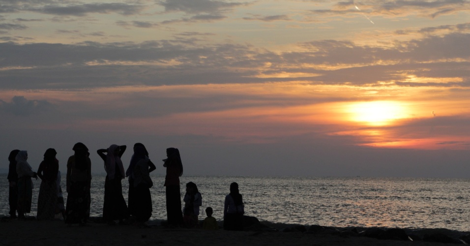 28.mai.2015 - Mulheres muçulmanas da etnia rohingya, de Mianmar, reúnem-se na área de confinamento para os migrantes em Kuala Cankoi, na província de Aceh, Indonésia