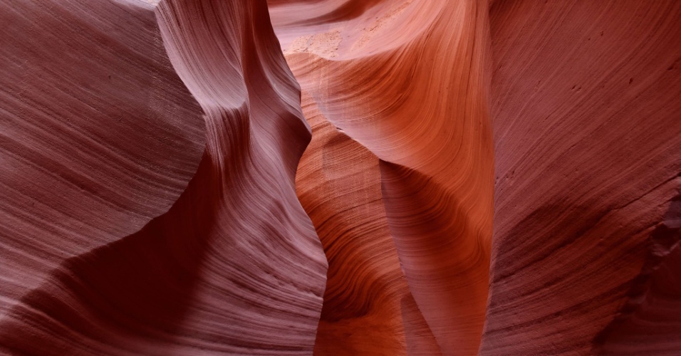 28.mai.2015 - Fotógrafo capta vista das formações rochosas em Lower Antelope Canyon, no Arizona (EUA)