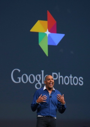 Anil Sabharwal, diretor do Google Photos, anuncia novo app durante a conferência Google I/O 2015, realizada em San Francisco (EUA) -  Justin Sullivan/Getty Images/AFP