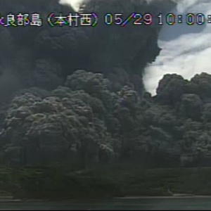 Erupção lançou uma coluna de cinzas na atmosfera - Agência Meteorológica do Japão/Jiji Press/AFP