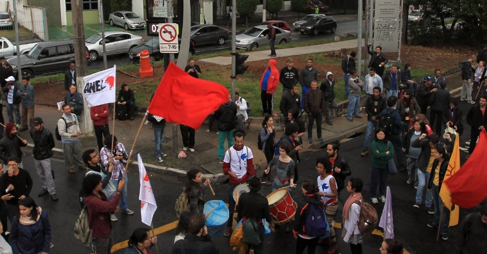 29.mai.2015 - Alunos e funcionários da USP paralisam a rua Alvarenga, em frente ao Portão 1 da Cidade Universitária, zona Oeste de São Paulo (SP). Eles participam do Dia Nacional de Manifestações e Paralisações organizado pelas centrais sindicais contra a terceirização