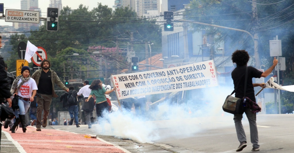 29.mai.2015 - Funcionários e estudantes da USP entram em confronto com a polícia quando tentaram bloquear a Rodovia Raposo Tavares na manhã desta sexta-feira (29)