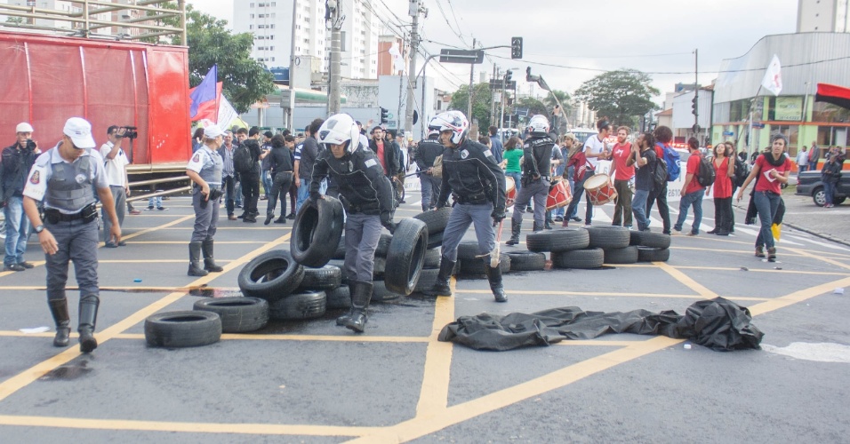 29.mai.2015 - Funcionários e estudantes da USP entram em confronto com a polícia quando tentaram bloquear a Rodovia Raposo Tavares na manhã desta sexta-feira (29)
