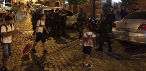Crianças voltam da escola e encontram policiamento reforçado no Santa Marta nesta sexta (29) - Gustavo Maia/UOL