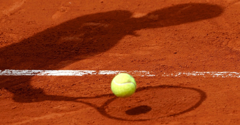 29.mai.2015 - Sombra do tenista francês Gilles Simon durante partida contra o compatriota Nicolas Mahut, no torneio de tênis aberto da França, no estádio de Roland Garros, em Paris, na França