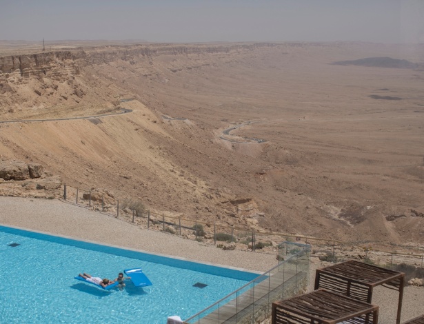 Turistas nadam em piscina do hotel Beresheet, no deserto de Nageb - Uriel Sinai/The New York Times