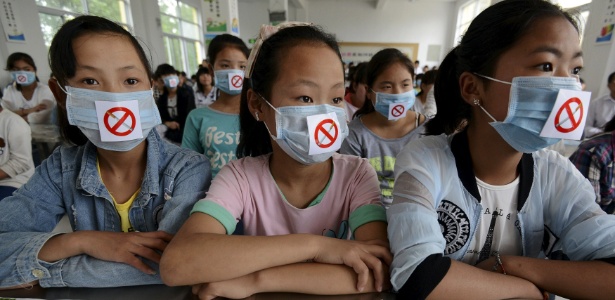 30.mai.2015 - Alunas com máscaras de não fume assistem a palestra durante o Dia Mundial sem Tabaco, em Fuyang, na China - Reuters