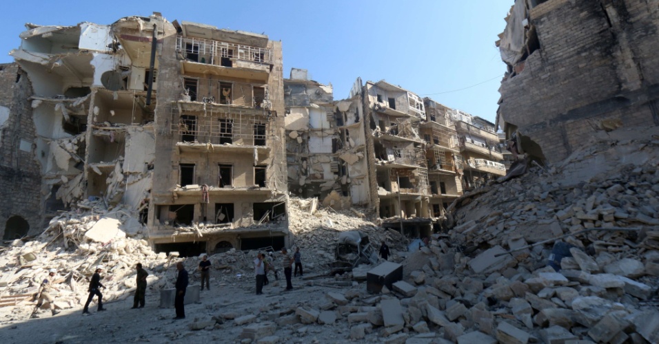 30.mai.2015 - Moradores observam a destruição em bairro na parte leste de Aleppo (Síria), neste sábado (30). A cidade que há poucos anos era um grande centro comercial na região, encontra-se, após quatro anos de guerra, em ruínas, dividida entre as forças do ditador Bashar al-Assad no lado oeste e soldados rebeldes na parte leste. Neste sábado, ao menos 71 civis foram mortos em bombardeios do regime sírio na cidade