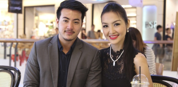 A ativista tailandesa Yollanda "Nok" Suanyot e seu namorado, Ronnakrit Hamichart, ambos transexuais, posam para foto em shopping center em Bancoc - Gaspar Ruiz-Canela/EFE
