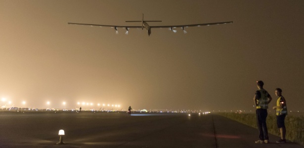 O Solar Impulse 2 decola de aeroporto na cidade de Nankin, na China, rumo ao Havaí, nos EUA, para realizar a travessia do Pacífico
