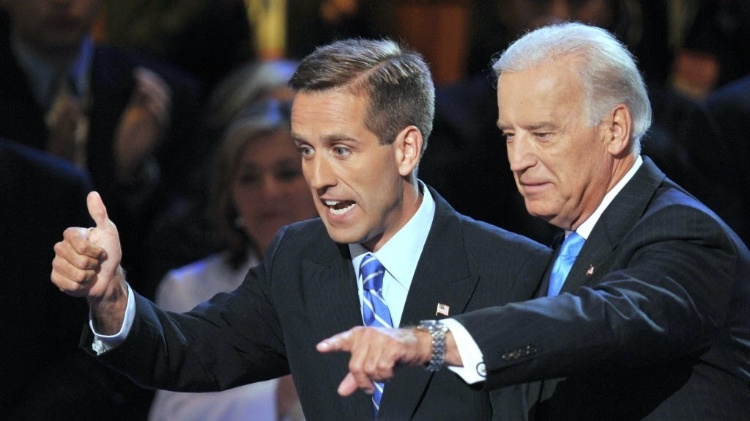 Beau Biden (à esquerda, em foto de 2008), filho mais velho de Joe Biden, morreu aos 46 anos por conta de um câncer Beau Biden (à esquerda, em foto de 2008), filho mais velho de Joe Biden, morreu aos 46 anos por conta de um câncer