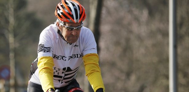 John Kerry anda de bicicleta em Lausanne, na Suíça, em março de 2015 - Brian Snyder/Reuters - 18.mar.2015