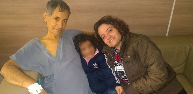 Kelly Mantovani (à direita), 21, posa com a irmã caçula e o pai, Jorge de Freitas Spínola, 57, que morreu em virtude de um câncer no intestino. Ele ficou internado durante 18 dias - Arquivo pessoal