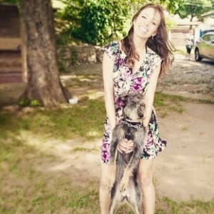 Bianca Rosário, 23, afirmou que não vive sem a sua cadelinha, Lola. "Foi amor à primeira vista", disse a jovem - Arquivo pessoal