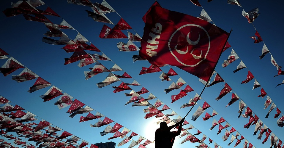 1º.jun.2015 - Mulher segura uma bandeira do Partido Nacionalista Movimento da Turquia (MHP) durante um comício de campanha eleitoral no bairro Kazlicesme em Istambul (Turquia)