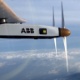 1º.jun.2015 - O Solar Impulse 2, avião movido a energia solar, sobrevoa região montanhosa de Nagano em direção a Nagoya, no Japão. Devido ao mau tempo, a aeronave foi forçada a aterrissar em Nagoya, à espera de melhores condições meteorológicas. O avião pretender dar a volta no planeta utilizando apenas energia solar - Andre Borschberg/AFP