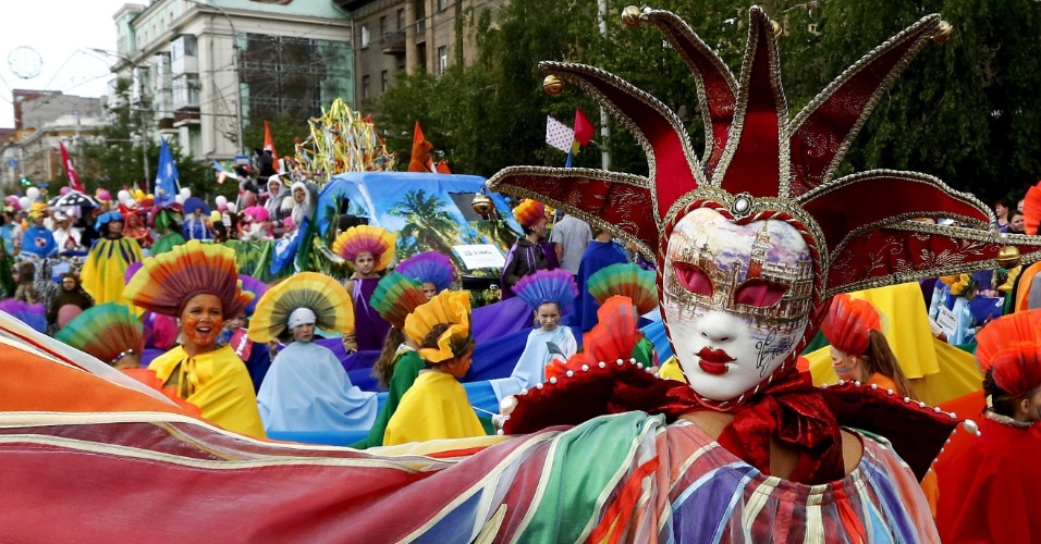 1º.jun.2015 - Foliões desfilam no carnaval "Cidade de Futuro", no centro de Krasnoyarsk, na Sibéria (Rússia)