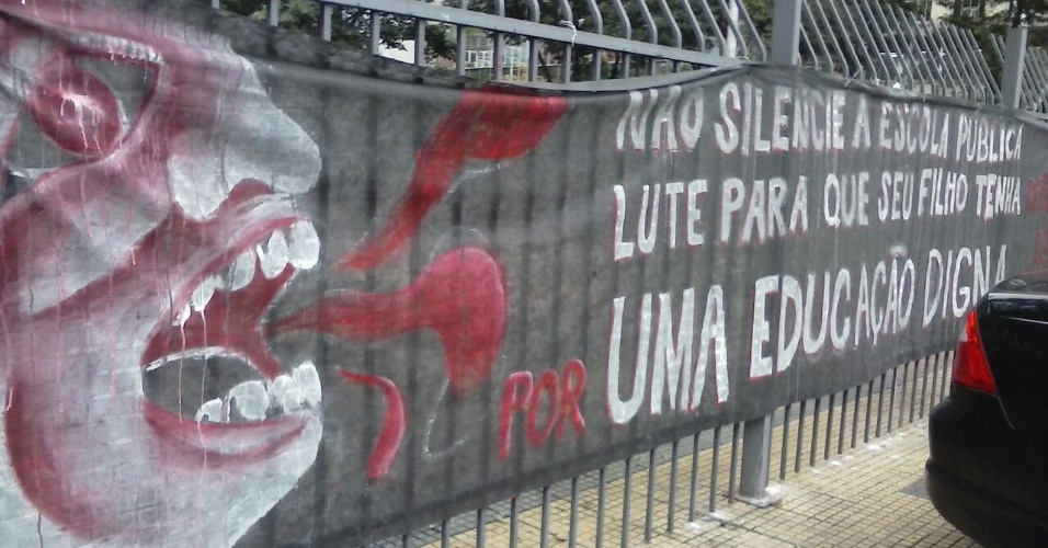 1º.jun.2015 - Professores em greve protestam em frente ao prédio da Secretaria da Educação, na praça da República, no centro de São Paulo. A imagem foi enviada pela internauta Danielle Agostinho via WhatsApp (11) 97500-1925