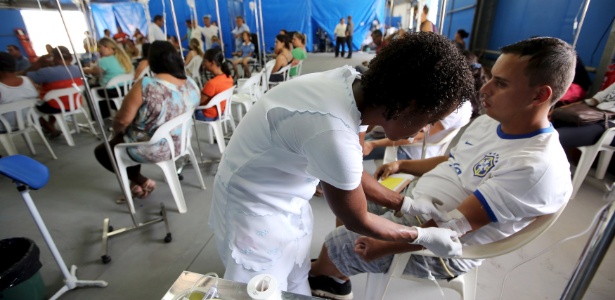 Paciente recebe medicação, enquanto aguarda resultado do exame para dengue em tenda na cidade de Rio Claro (SP) - Paulo Whitaker/Reuters