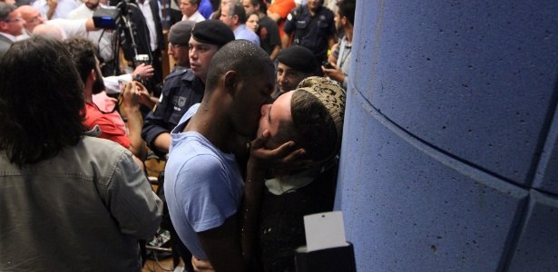Manifestantes protestam realizando beijaço durante uma audiência pública em Campinas - Pedro Amatuzzi/Código19