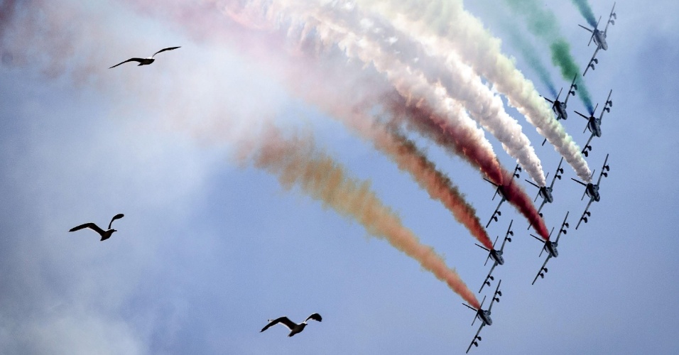 02.jun.2015 - Aviões da Força Aérea Italiana desenham a bandeira italiana no céu durante as comemorações do Dia da República, em Roma (Itália)