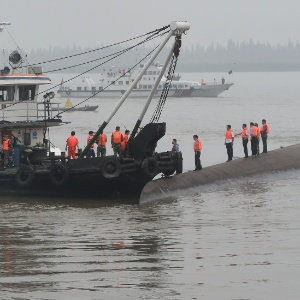 Equipes de resgate buscam mais de 400 que seguem desaparecidos no naufrágio - Xiao Yijiu/Xinhua