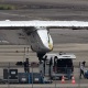 2.jun.2015 - O avião Solar Impulse 2 é inspecionado após pousar no aeroporto de Nagoia, no Japão. A aeronave foi obrigada a a fazer uma escala não programada na cidade devido ao mau tempo que atinge a região. Movido exclusivamente a energia solar, o avião está numa viagem de volta ao mundo e se prepara para cruzar o oceano Pacífico em direção ao Havaí. Essa etapa do trajeto está prevista para durar seis dias ininterruptos e é considerada a mais difícil de todo o projeto - Toshifumi Kitamura/AFP
