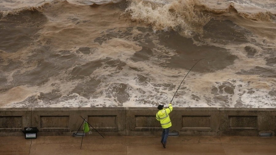 2.jun.2015 - Um pescador lança sua linha em mar agitado na costa de Blackpool, Reino Unido - Phil Noble/Reuters