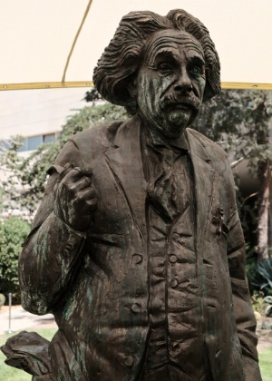 Estátua de bronze em homenagem ao físico alemão Albert Einstein é apresentada no campus Edmond J. Safra da Universidade Hebreia de Jerusalém, Israel - Nir Alon/Zumapress/Xinhua