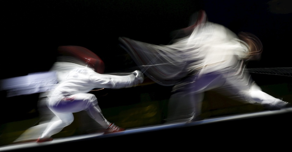 3.jun.2015 - Fotografia com baixa velocidade de esgrimistas da Tailândia e Cingapura durante disputa de esgrima nos Jogos do Sudeste Asiático, em Cingapura