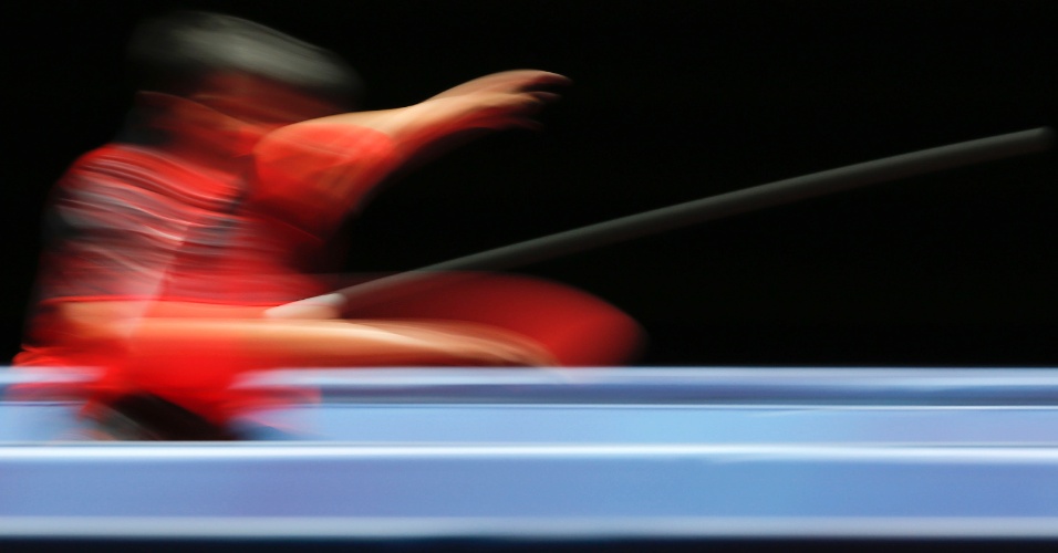 3.jun.2015 - Fotografia com baixa velocidade do filipino Richard Gonzales em partida de tênis de mesa no Indoor Stadium, durante a 28ª edição do SEA Games Singapore 2015