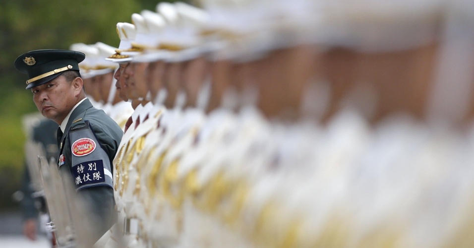3.jun.2015 - Membros da guarda de honra da Força de Auto-Defesa do Japão recepcionam o ministro da Defesa da Austrália, Kevin Andrews, no Ministério da Defesa em Tóquio, Japão
