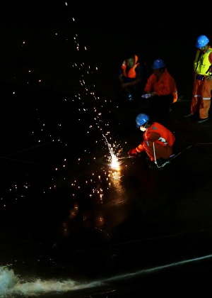 3.jun.2015 - Resgatistas trabalham na perfuração do casco do navio "Estrela do Oriente", que naufragou no rio Yang Tsé, na China - Xiao Yijiu/Xinhua