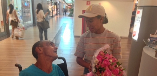 Lawane Rodrigues e o cadeirante José Avelino encontraram-se na tarde de hoje: "já somos amigos" - Renata Tavares/UOL