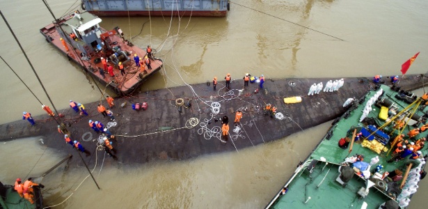 Continuam operações de busca no navio chinês naufragado no rio Yangtsé na última segunda-feira