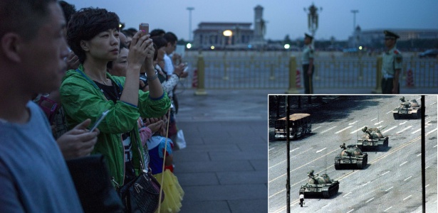 Visitantes observam o içamento da bandeira chinesa durante cerimônia na praça da Paz Celestial. Esta quinta-feira marca o 26º aniversário do massacre da Paz Celestial, ocorrido durante repressão a manifestações de estudantes realizadas no local em 1989 (imagem miniatura) - Fred Dufour/AFP/AP
