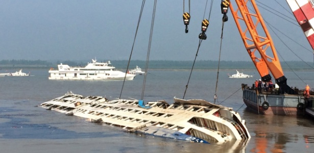 Com ajuda de guindastes, o navio "Estrela do Oriente" é endireitado para que as equipes de resgate chinesas acessem seu interior - AFP