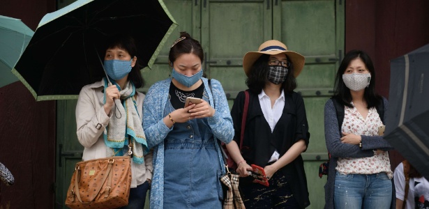 Turistas usam máscaras durante visita ao palácio Gyeongbokgung, em Seul. Até o momento, o Mers provocou quatro mortes no país - Ed Jones/AFP