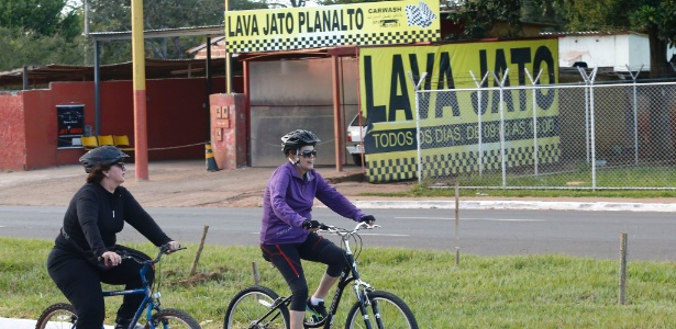 Dilma (à dir.) falou após pedalar por 45 minutos nas redondezas do Palácio da Alvorada - Dida Sampaio/Estadão Conteúdo