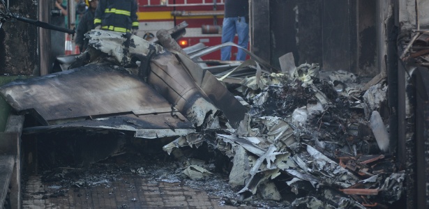 Três pessoas morreram na queda de uma avião bimotor em Belo Horizonte -  Uarlen Valério/ O Tempo/ Estadão Conteúdo