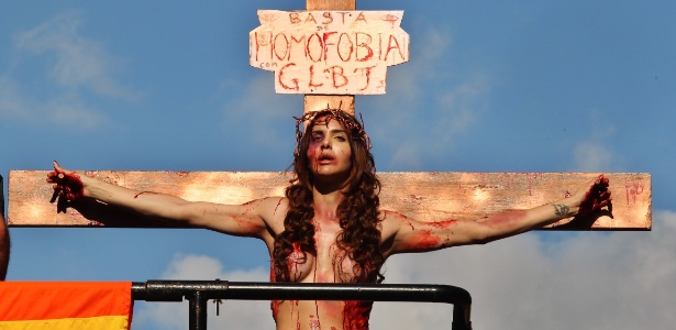 Viviany Beleboni participou da Parada do Orgulho LGBT em 2015 caracterizada como Jesus Cristo crucificado - SÃ©rgio Castro/EstadÃ£o ConteÃºdo