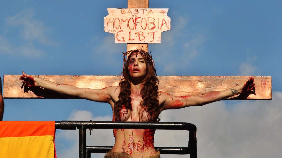 Viviany Beleboni participou da Parada do Orgulho LGBT em 2015 caracterizada como Jesus Cristo crucificado - Sérgio Castro/Estadão Conteúdo