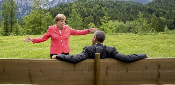 A chanceler alemã, Angela Merkel, fala com o presidente dos Estados Unidos, Barack Obama, do lado de fora do castelo Elmau, na Alemanha - Michael Kappeler/Reuters