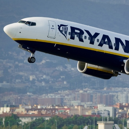 8.jun.2015 - O voo da Ryanair teve que ser desviado para um aeroporto em Londres