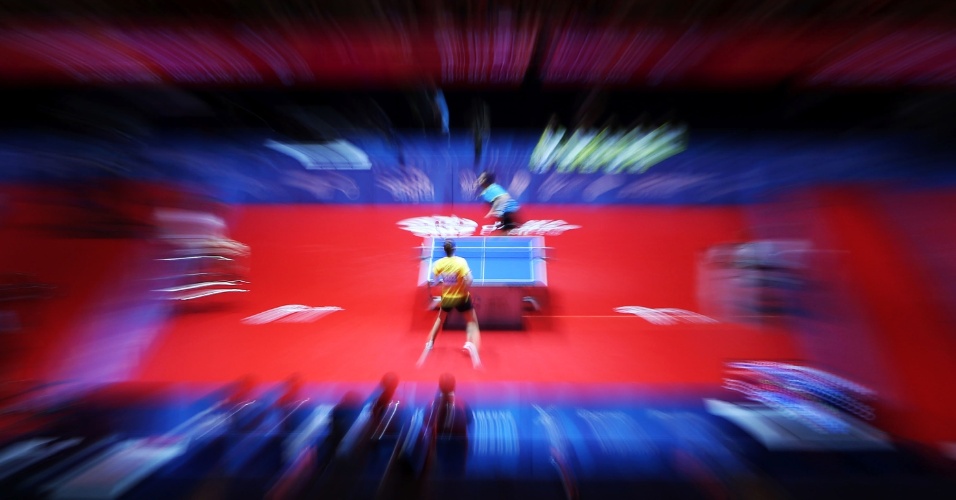 8.jun.2015 - Fotografia com efeito especial de zoom mostra a final feminina do tênis de mesa nos Jogos do Sudeste Asiático, em Cingapura
