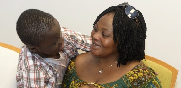 Fotografia divulgada pela Prefeitura de Ceuta mostra Adou Ouattara abraçando a mãe, Lucie - Jorge Arbona Lopez/Efe