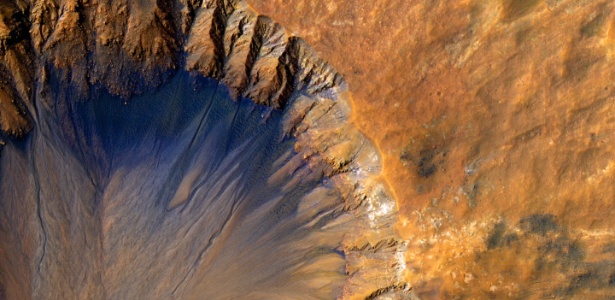 Imagem divulgada pela Nasa registra uma cratera fruto de impacto "recente" (em uma escala geológica) na região de Sirenum Fossae em Marte - University of Arizona/JPL/Nasa/EPA/EFE