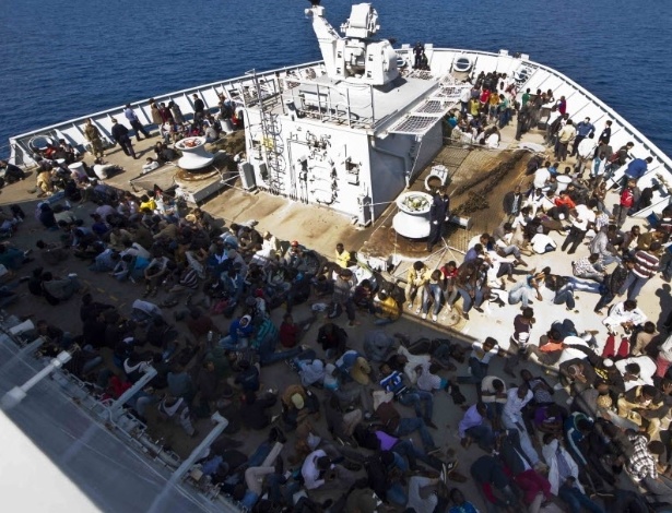 8.jun.2015 - Imigrantes se abrigam em um navio na Marinha inglesa após serem resgatados no mar Mediterrâneo. Cerca de 3.500 imigrantes que tentavam chegar à Europa foram interceptados durante o final de semana em uma operação conjunta das Marinhas de cinco países europeus