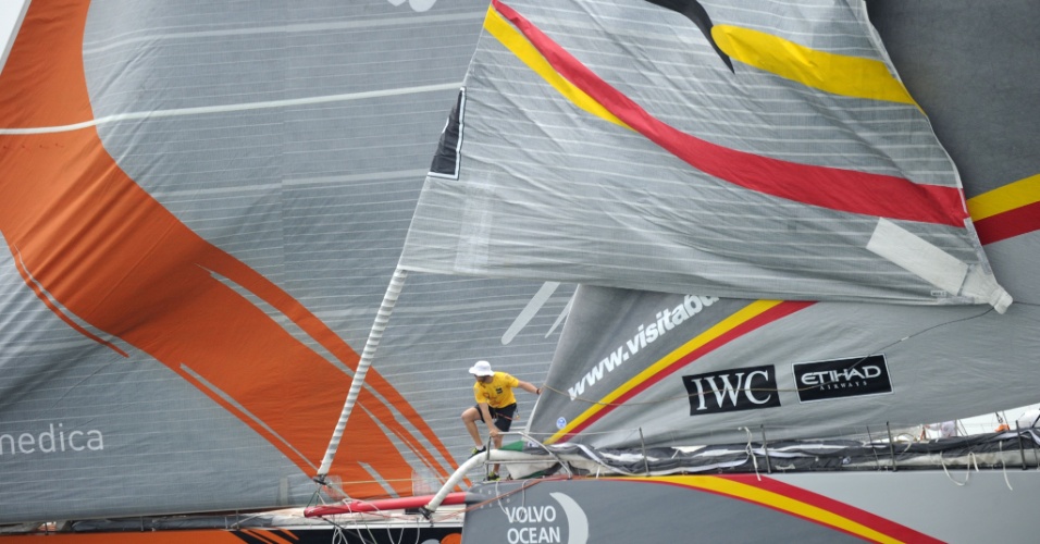8.jun.2015 - Veleiro comandado pelo britânico Ian Walker participa da competição Volvo Ocean Race, em Lisboa (Portugal) 