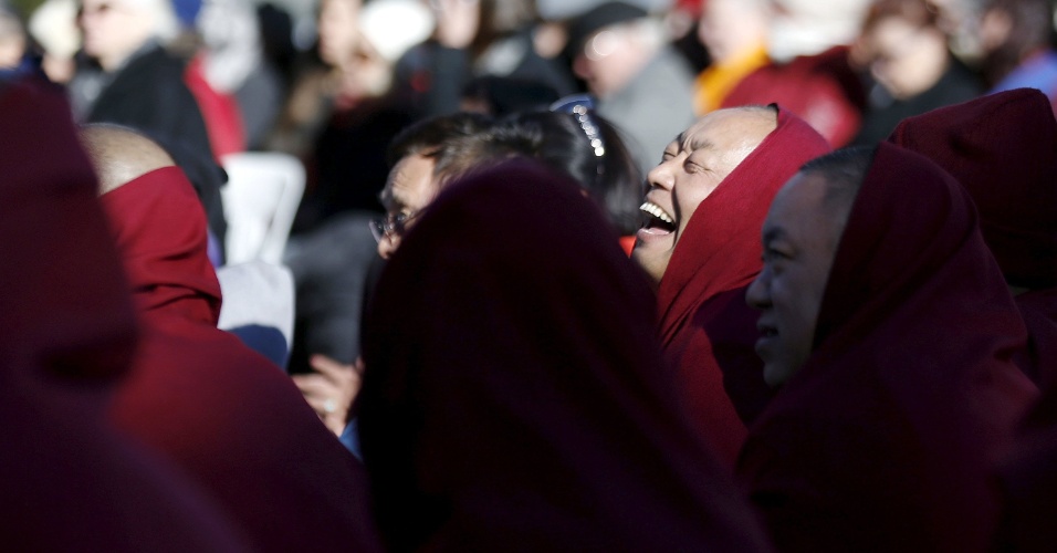 8.jun.2015 - Um homem com vestes budistas sorri na platéia durante o primeiro evento público do dalai-lama que está em visita à Austrália